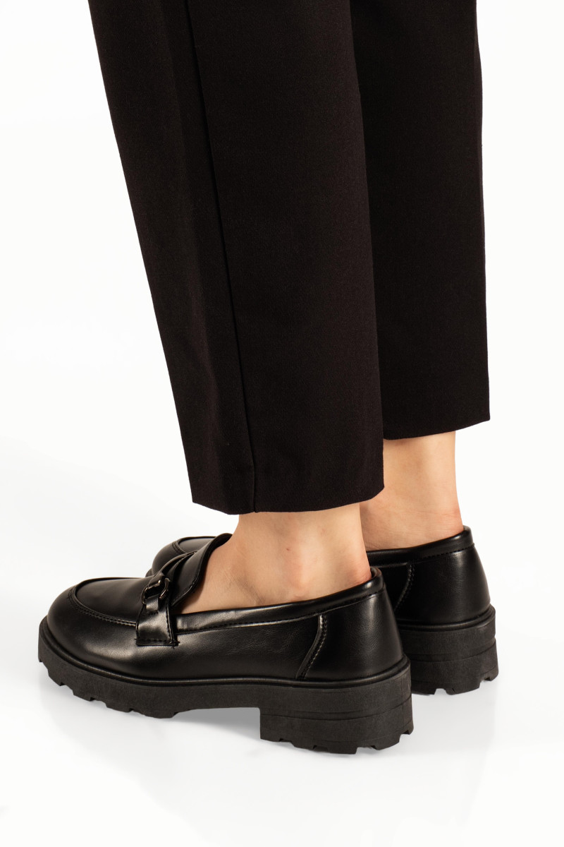 Μαύρα γυναικεία ματ loafers με μεταλλικό στοιχείο και τρακτερωτή σόλα
