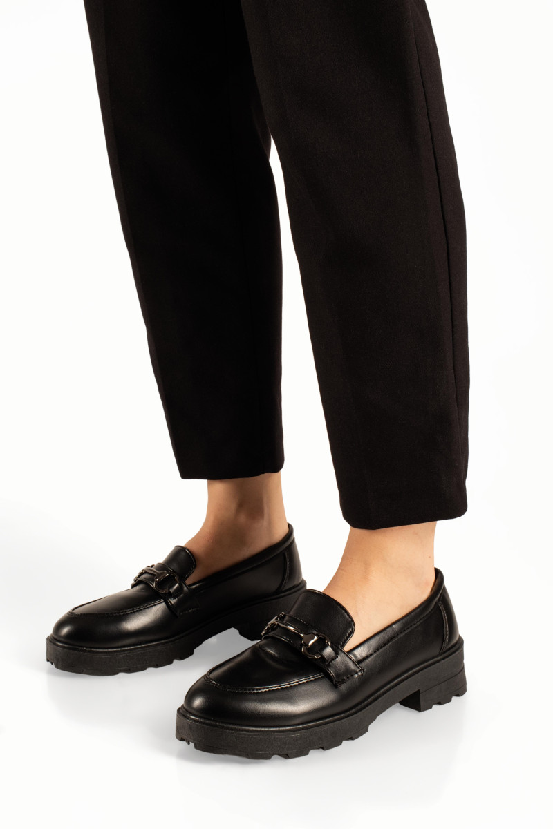 Μαύρα γυναικεία ματ loafers με μεταλλικό στοιχείο και τρακτερωτή σόλα