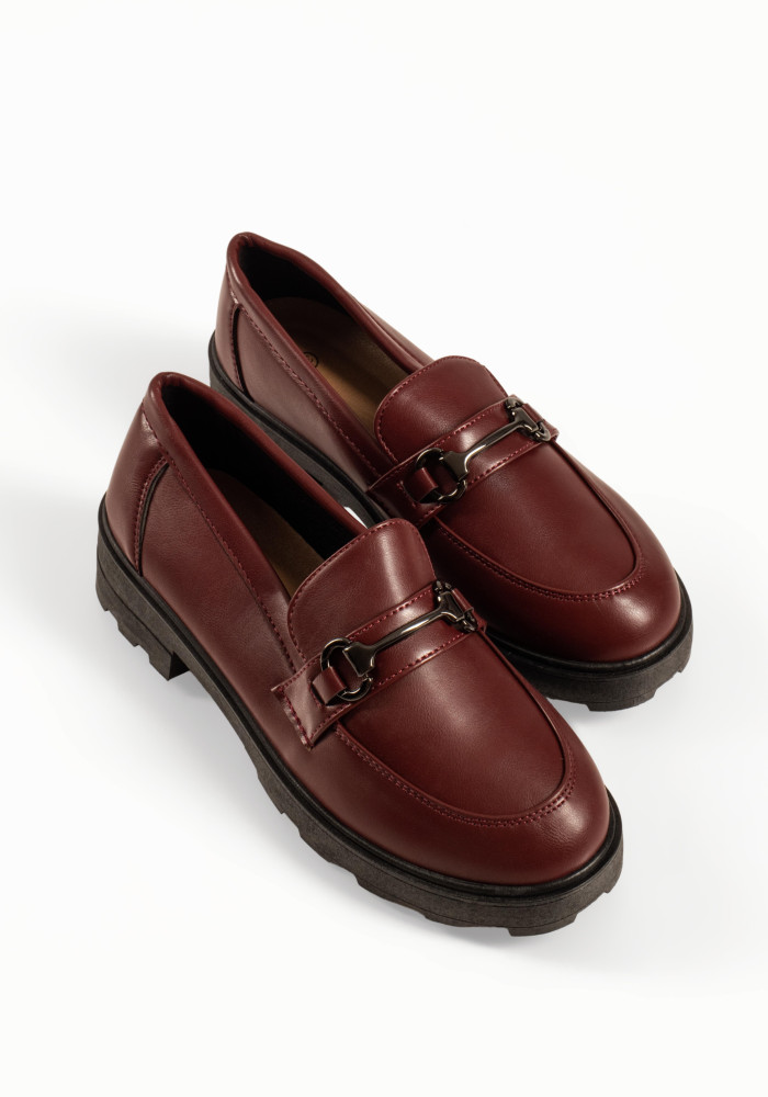 Μπορντώ γυναικεία ματ loafers με μεταλλικό στοιχείο και τρακτερωτή σόλα