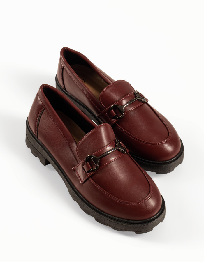 Μπορντώ γυναικεία ματ loafers με μεταλλικό στοιχείο και τρακτερωτή σόλα