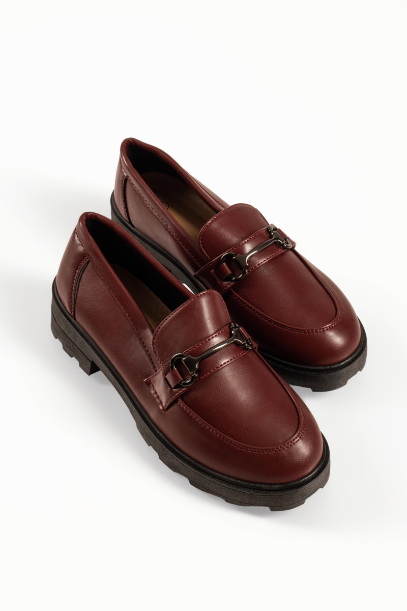 Μπορντώ γυναικεία ματ loafers με μεταλλικό στοιχείο και τρακτερωτή σόλα