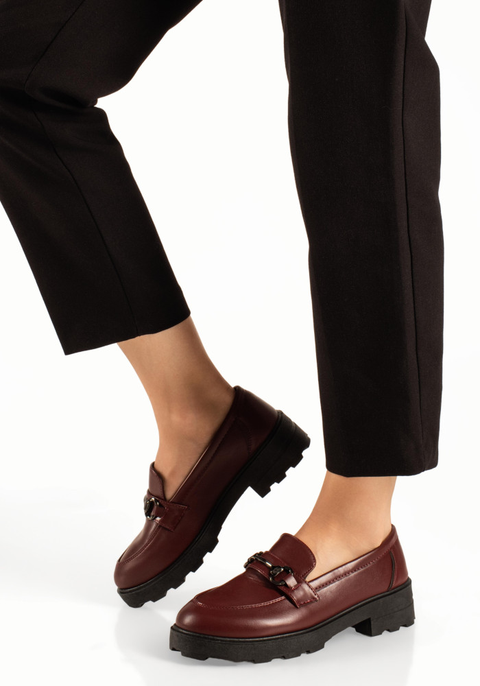 Μπορντώ γυναικεία ματ loafers με μεταλλικό στοιχείο και τρακτερωτή σόλα