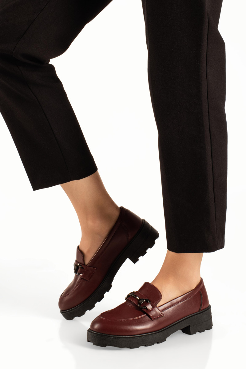 Μπορντώ γυναικεία ματ loafers με μεταλλικό στοιχείο και τρακτερωτή σόλα