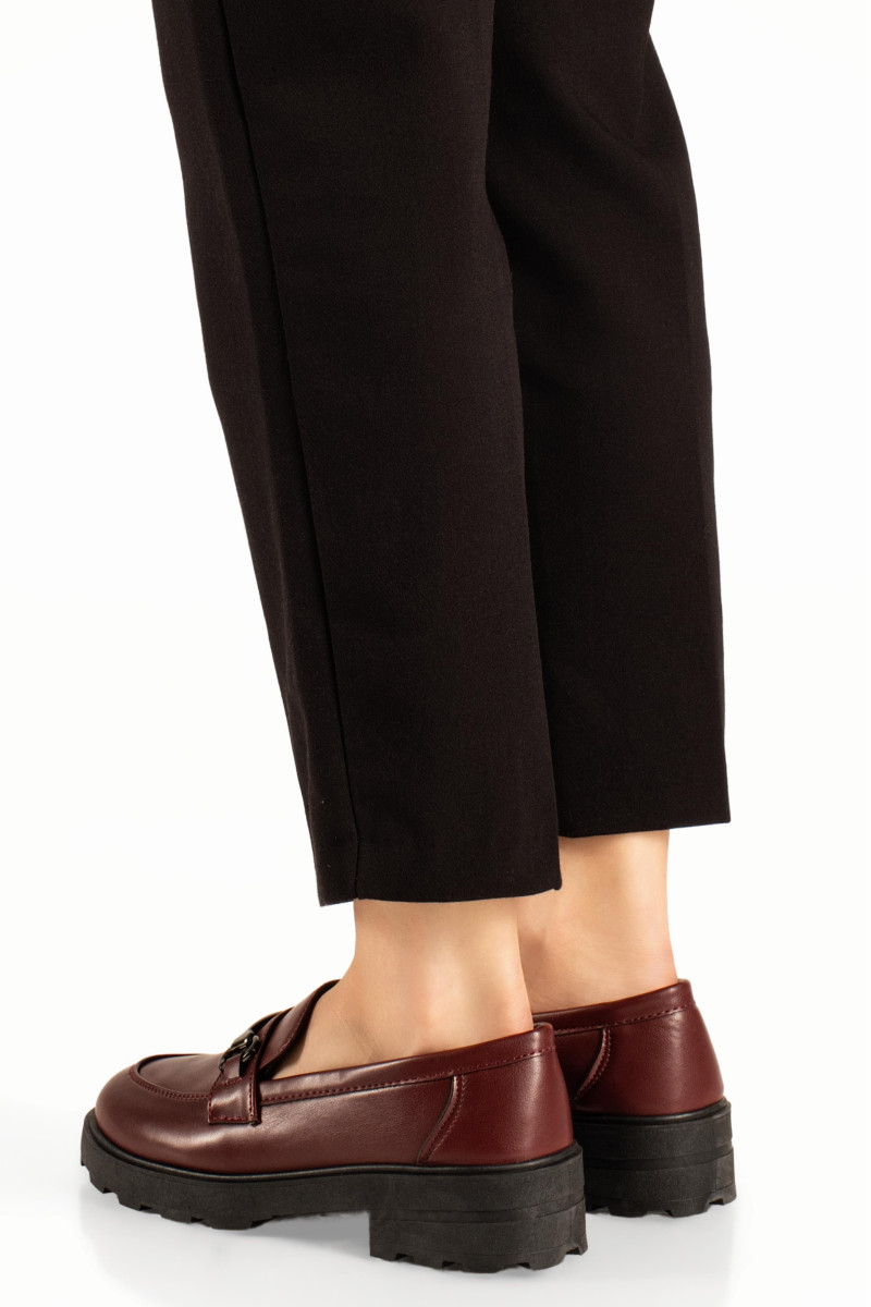 Μπορντώ γυναικεία ματ loafers με μεταλλικό στοιχείο και τρακτερωτή σόλα
