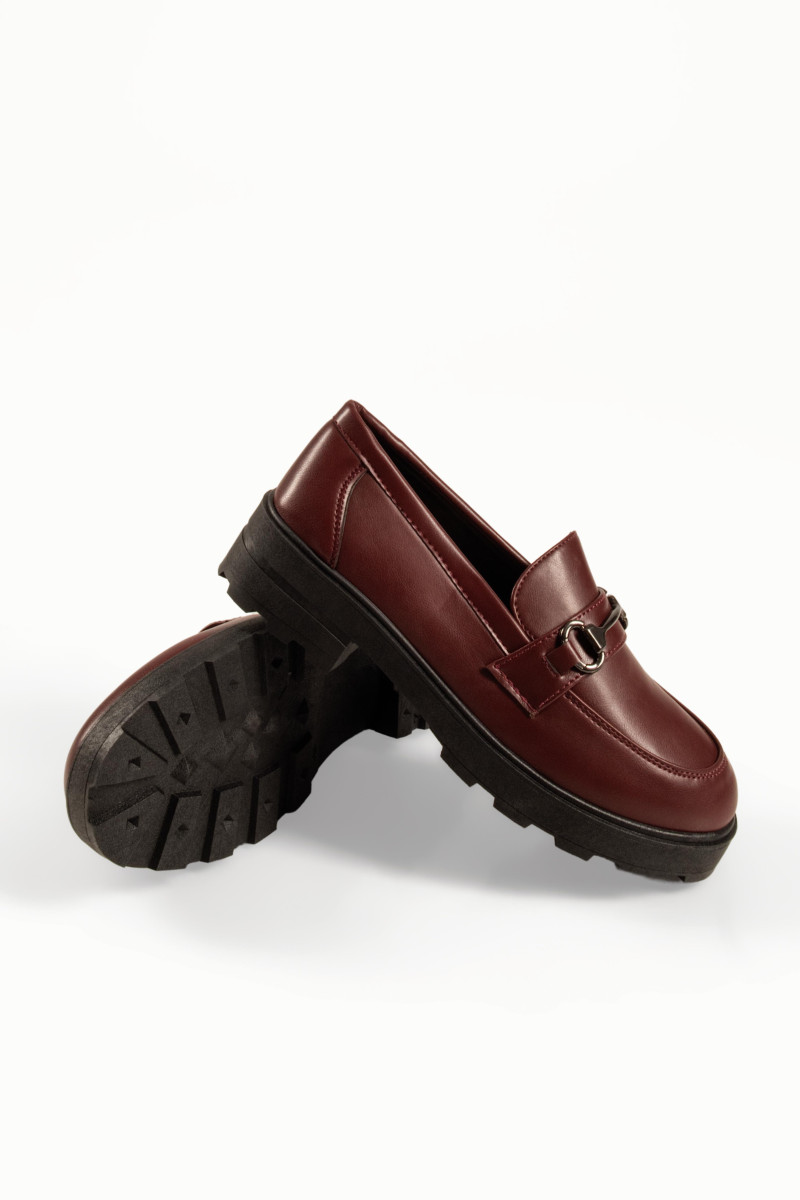 Μπορντώ γυναικεία ματ loafers με μεταλλικό στοιχείο και τρακτερωτή σόλα