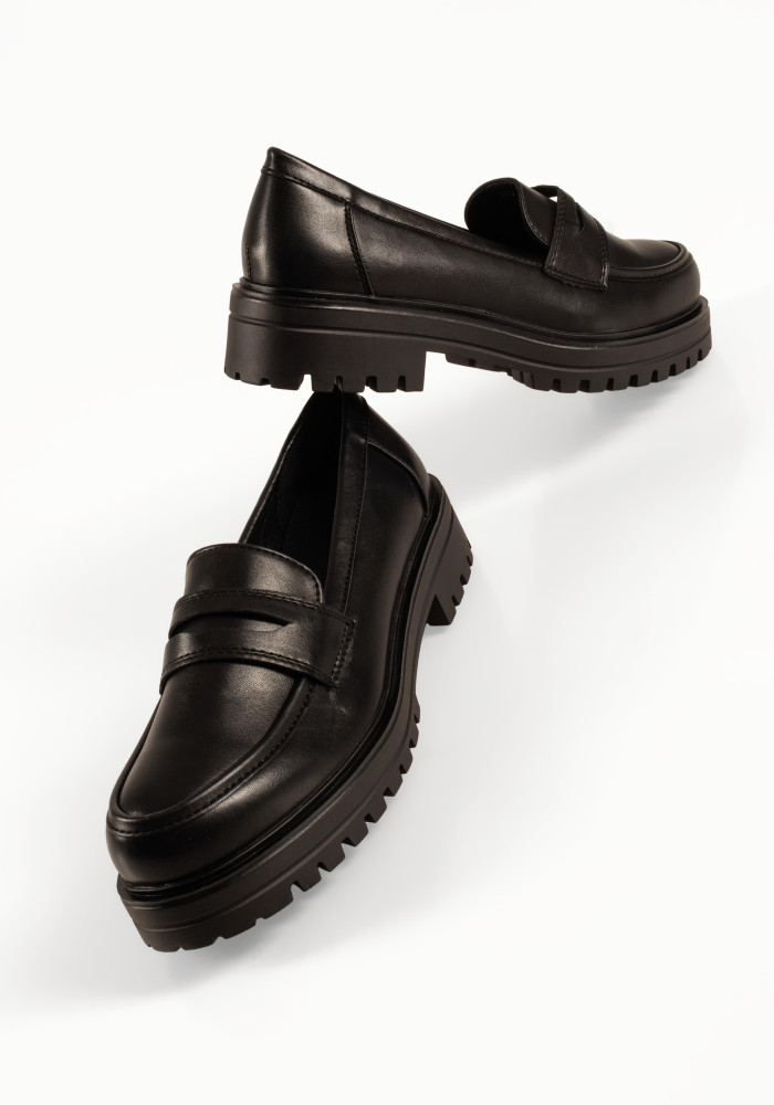 Γυναικεία μαύρα loafers college style με τρακτερωτό πέλμα