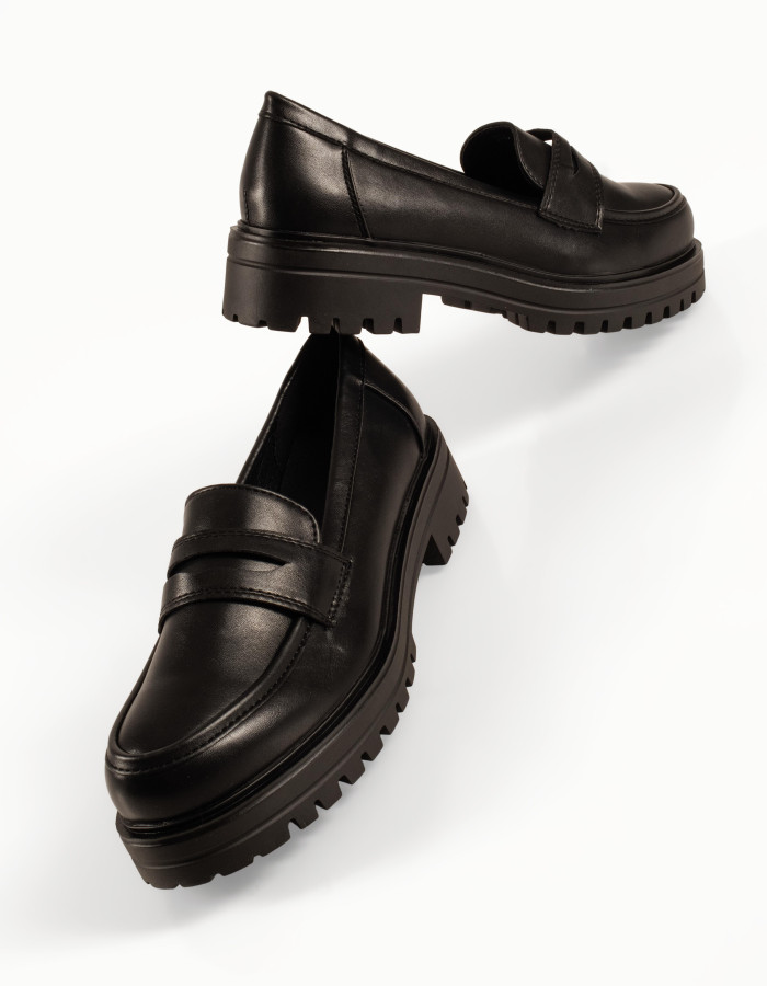 Γυναικεία μαύρα loafers college style με τρακτερωτό πέλμα