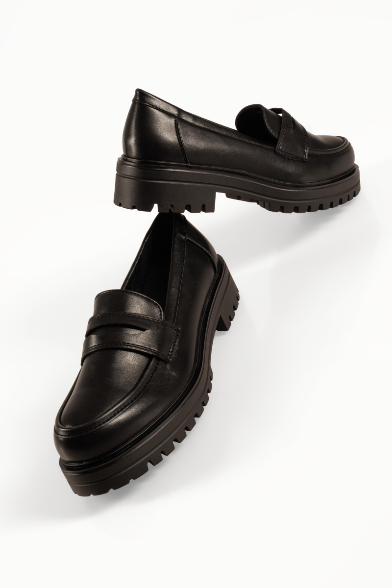 Γυναικεία μαύρα loafers college style με τρακτερωτό πέλμα