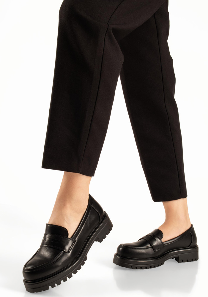 Γυναικεία μαύρα loafers college style με τρακτερωτό πέλμα