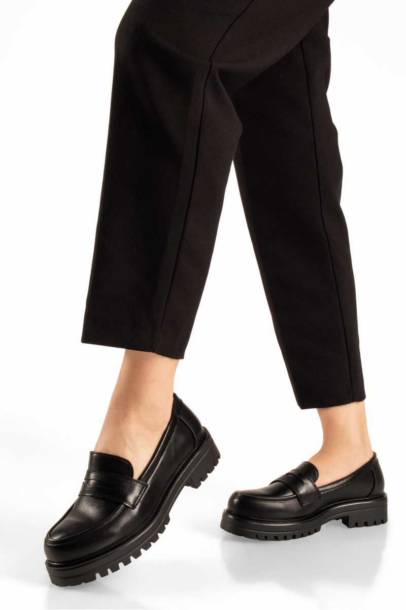 Γυναικεία μαύρα loafers college style με τρακτερωτό πέλμα