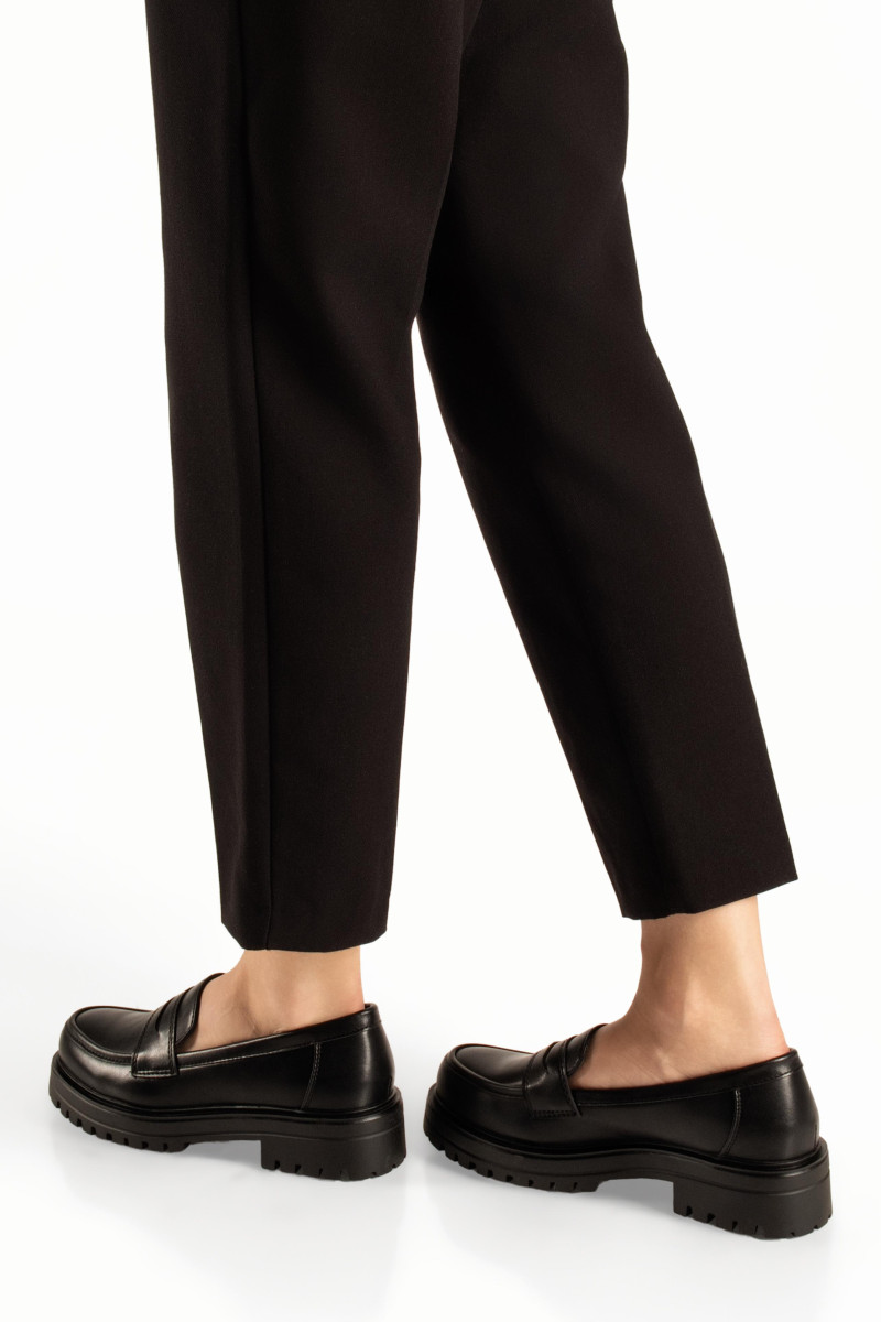 Γυναικεία μαύρα loafers college style με τρακτερωτό πέλμα