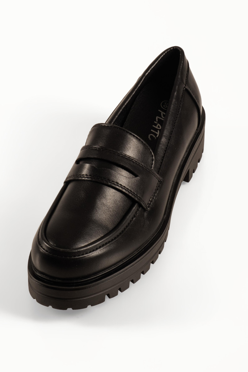Γυναικεία μαύρα loafers college style με τρακτερωτό πέλμα