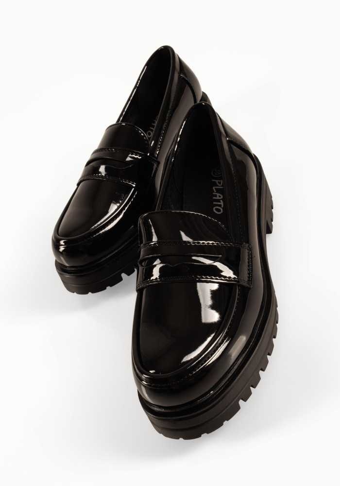 Γυναικεία μαύρα λουστρίνι loafers college style με τρακτερωτό πέλμα