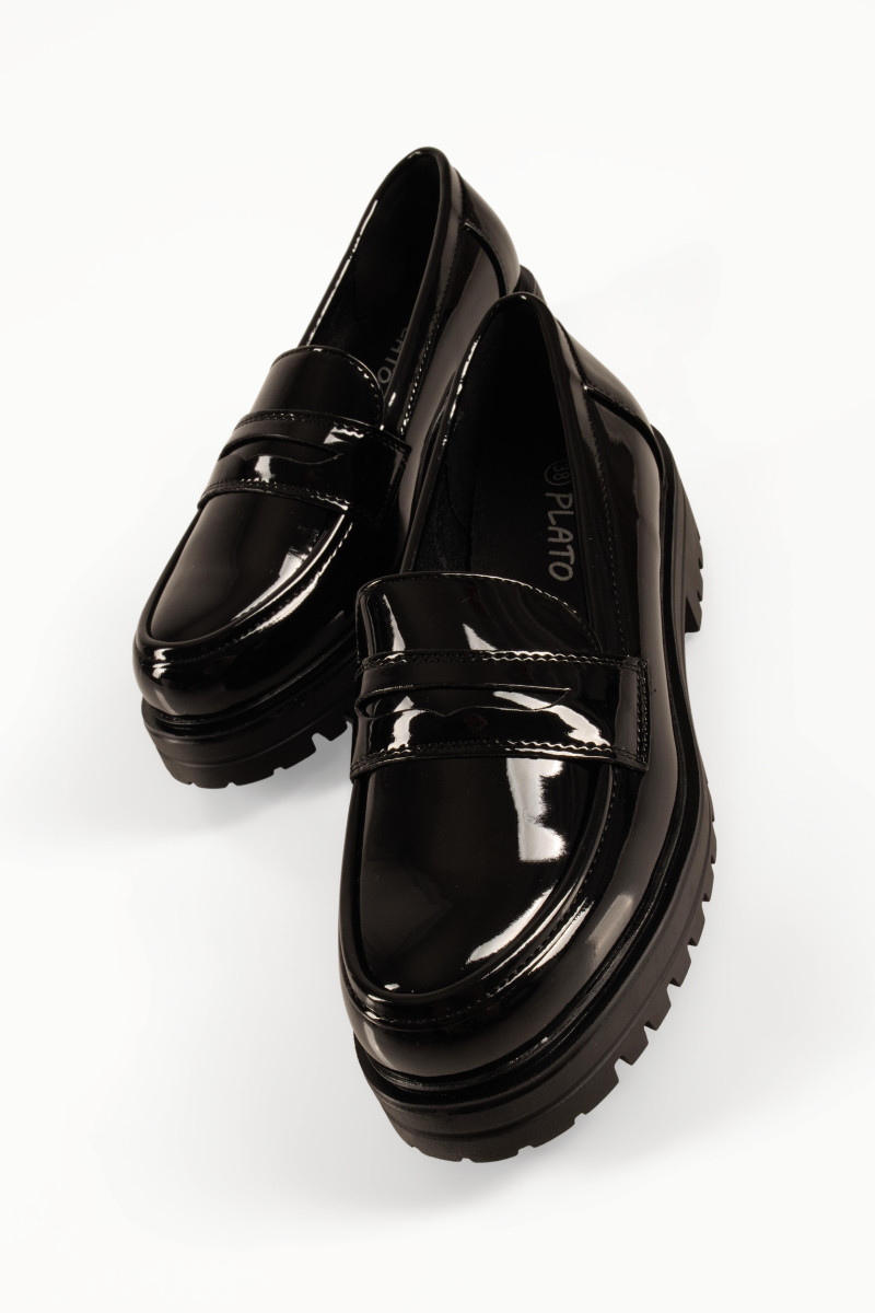 Γυναικεία μαύρα λουστρίνι loafers college style με τρακτερωτό πέλμα