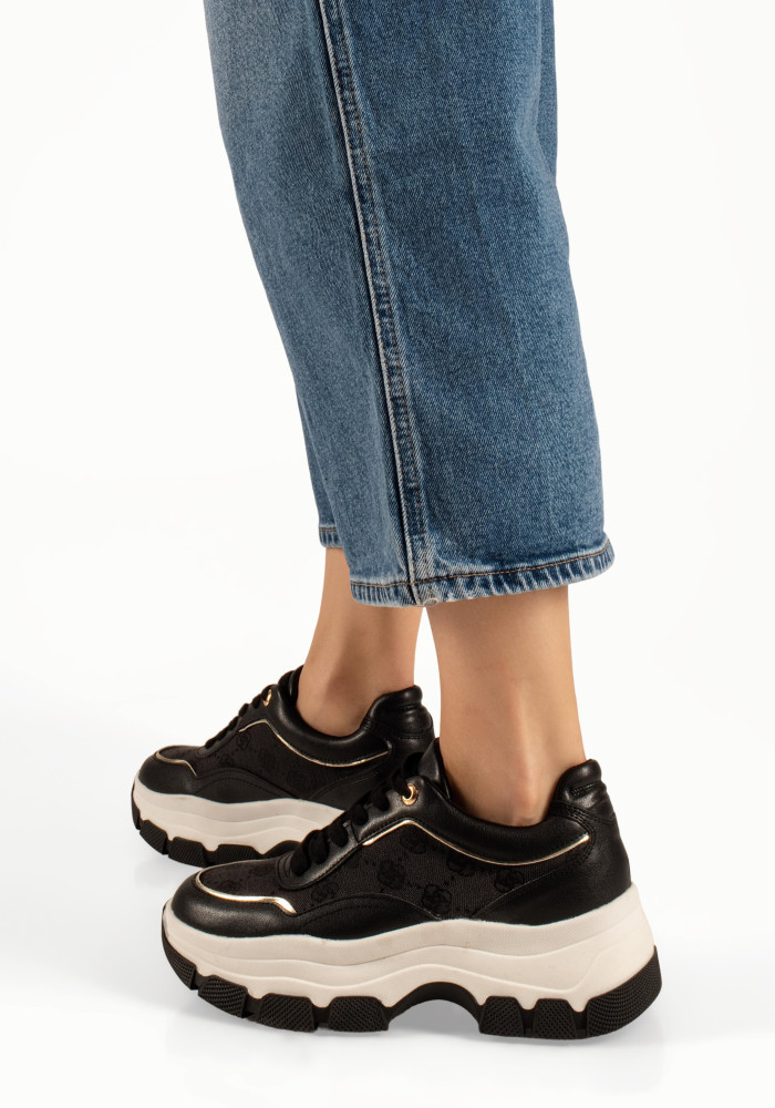 Chunky γυναικεία μαύρα sneakers με δίχρωμη σόλα