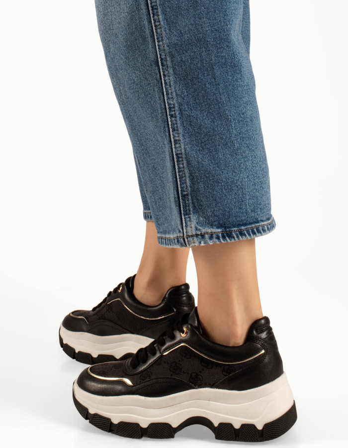 Chunky γυναικεία μαύρα sneakers με δίχρωμη σόλα