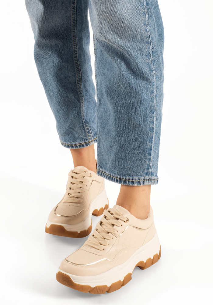 Μπεζ chunky γυναικεία sneakers με χρυσές μεταλλικές λεπτομέρειες
