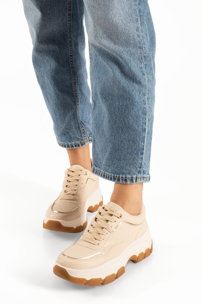 Μπεζ chunky γυναικεία sneakers με χρυσές μεταλλικές λεπτομέρειες