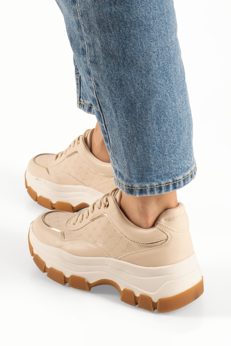 Μπεζ chunky γυναικεία sneakers με χρυσές μεταλλικές λεπτομέρειες