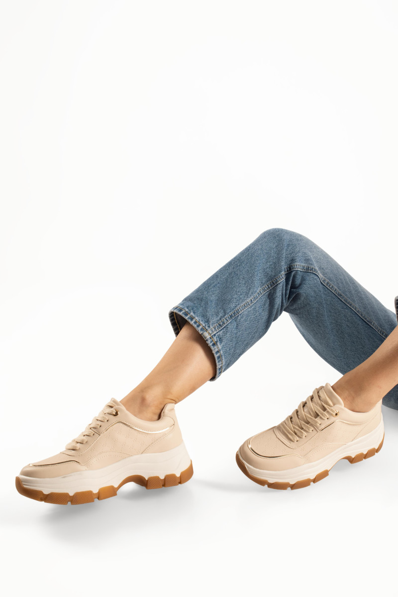 Μπεζ chunky γυναικεία sneakers με χρυσές μεταλλικές λεπτομέρειες