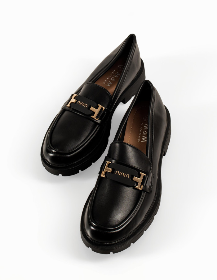 Μαύρα γυναικεία loafers με μεταλλικό διακοσμητικό σε μεγάλα μεγέθη