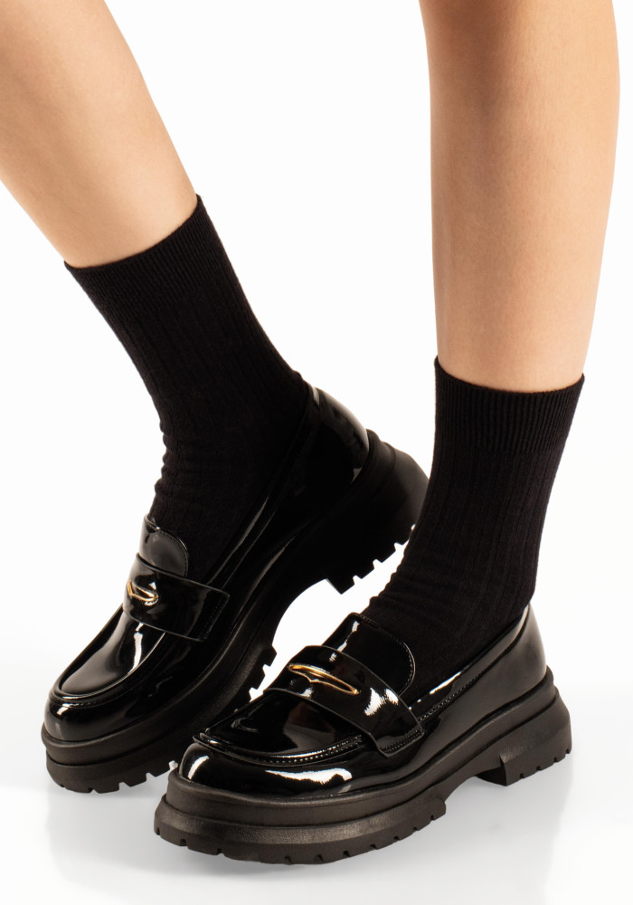 Γυναικεία λουστρίνι loafers μαύρα chunky με χρυσό μεταλλικό διακοσμητικό