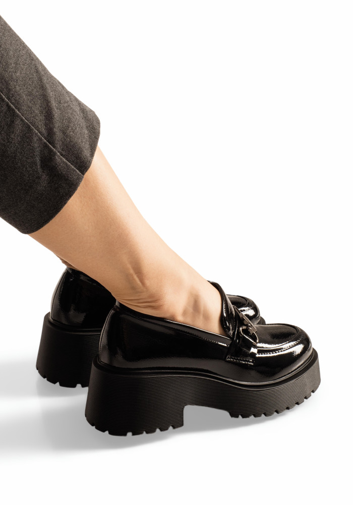 Μαύρα γυναικεία λουστρίνι loafers με χοντρή σόλα και μεταλλικό διακοσμητικό