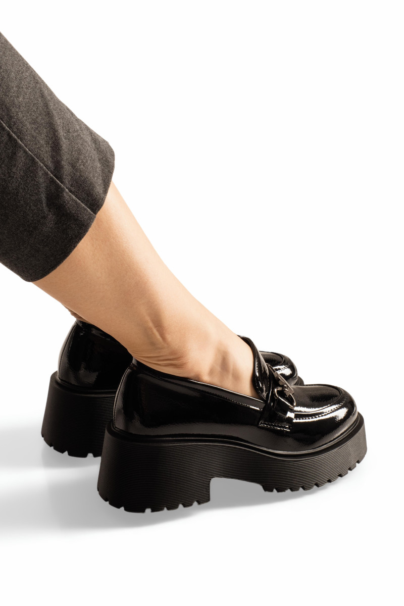 Μαύρα γυναικεία λουστρίνι loafers με χοντρή σόλα και μεταλλικό διακοσμητικό
