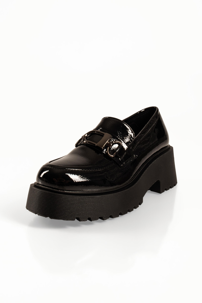 Μαύρα γυναικεία λουστρίνι loafers με χοντρή σόλα και μεταλλικό διακοσμητικό