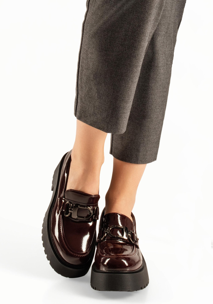 Μπορντώ γυναικεία λουστρίνι loafers με χοντρή σόλα και μεταλλικό διακοσμητικό