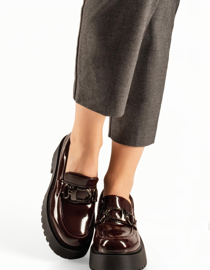 Μπορντώ γυναικεία λουστρίνι loafers με χοντρή σόλα και μεταλλικό διακοσμητικό