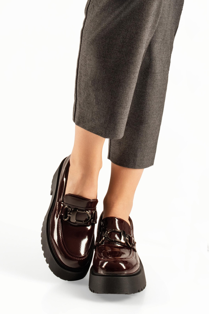 Μπορντώ γυναικεία λουστρίνι loafers με χοντρή σόλα και μεταλλικό διακοσμητικό