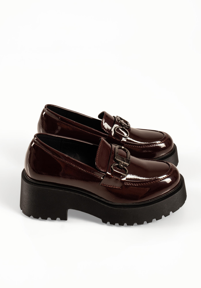 Μπορντώ γυναικεία λουστρίνι loafers με χοντρή σόλα και μεταλλικό διακοσμητικό