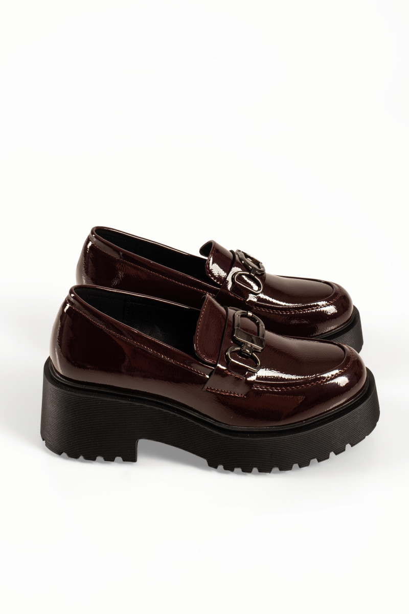 Μπορντώ γυναικεία λουστρίνι loafers με χοντρή σόλα και μεταλλικό διακοσμητικό