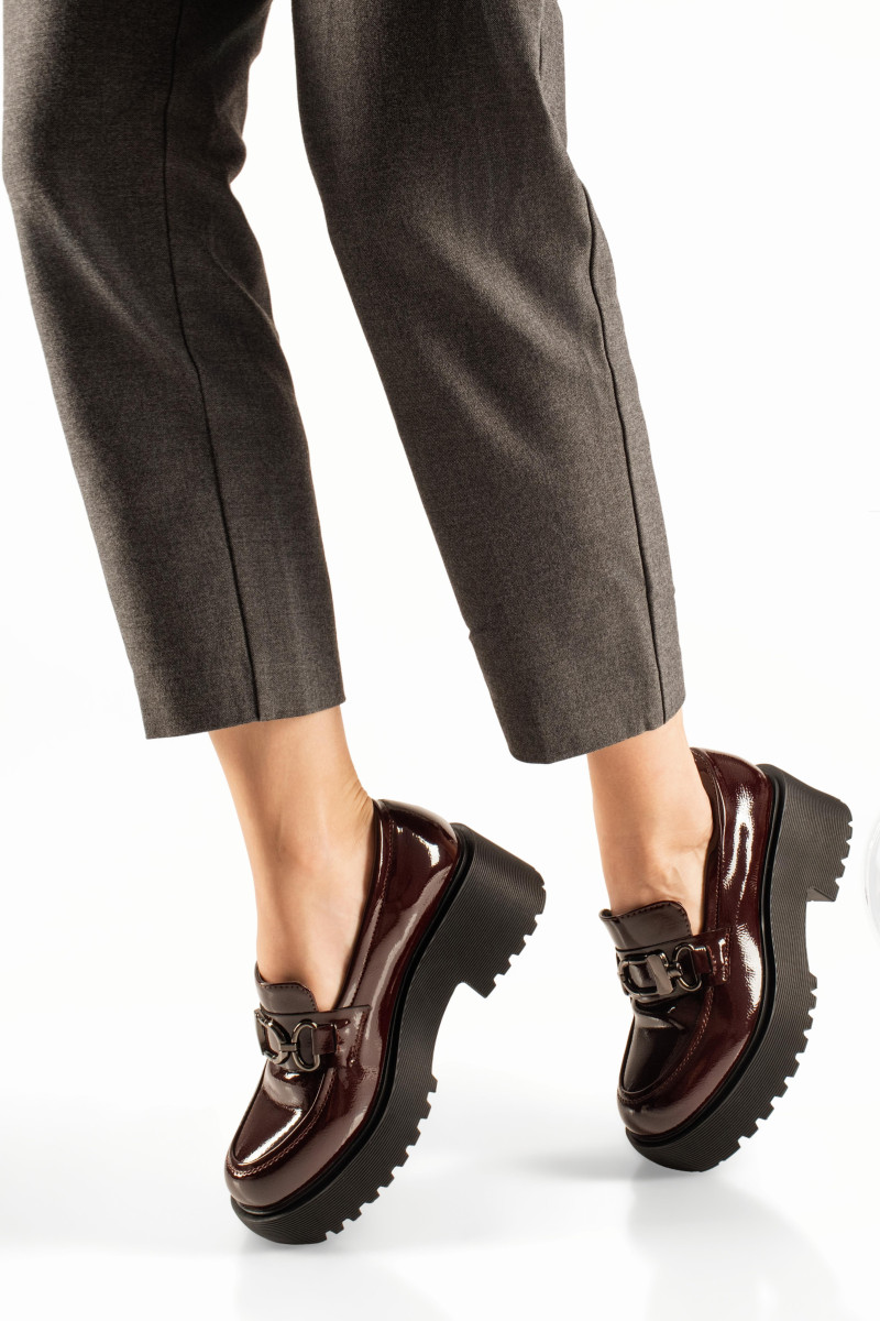 Μπορντώ γυναικεία λουστρίνι loafers με χοντρή σόλα και μεταλλικό διακοσμητικό