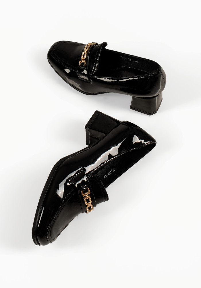 Γυναικεία μαύρα λουστρίνι loafers με σταθερό τακούνι και διακοσμητική αλυσίδα