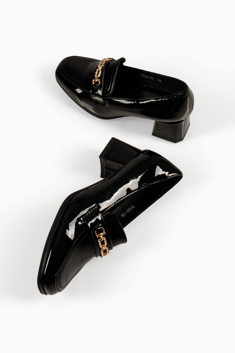 Γυναικεία μαύρα λουστρίνι loafers με σταθερό τακούνι και διακοσμητική αλυσίδα