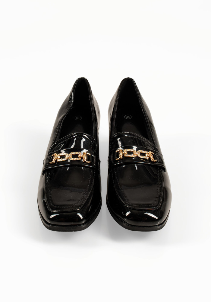 Γυναικεία μαύρα λουστρίνι loafers με σταθερό τακούνι και διακοσμητική αλυσίδα
