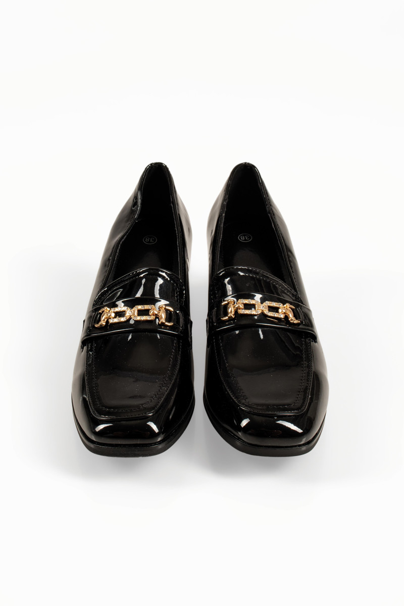 Γυναικεία μαύρα λουστρίνι loafers με σταθερό τακούνι και διακοσμητική αλυσίδα