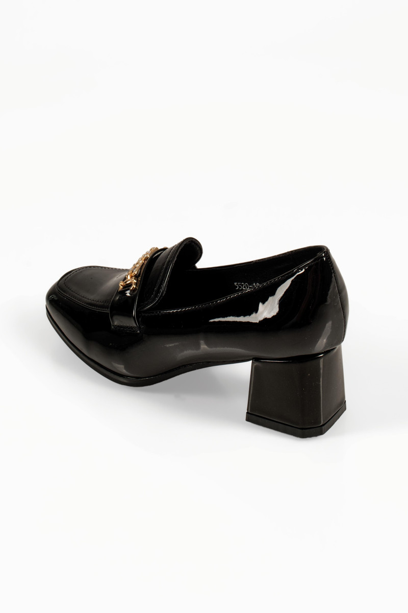 Γυναικεία μαύρα λουστρίνι loafers με σταθερό τακούνι και διακοσμητική αλυσίδα