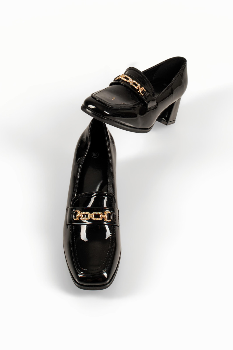 Γυναικεία μαύρα λουστρίνι loafers με σταθερό τακούνι και διακοσμητική αλυσίδα