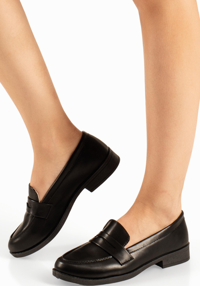 Flat basic γυναικεία loafers σε μαύρο χρώμα