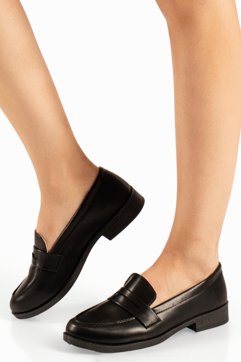 Flat basic γυναικεία loafers σε μαύρο χρώμα