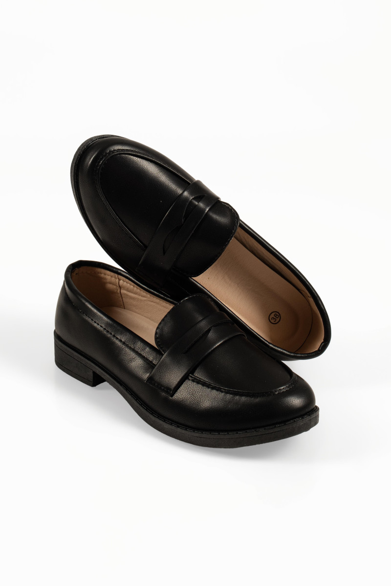 Flat basic γυναικεία loafers σε μαύρο χρώμα