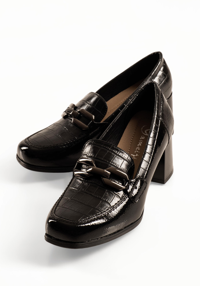 Γυναικεία loafers μαύρα λουστρίνι με κροκό υφή και χοντρό τακούνι