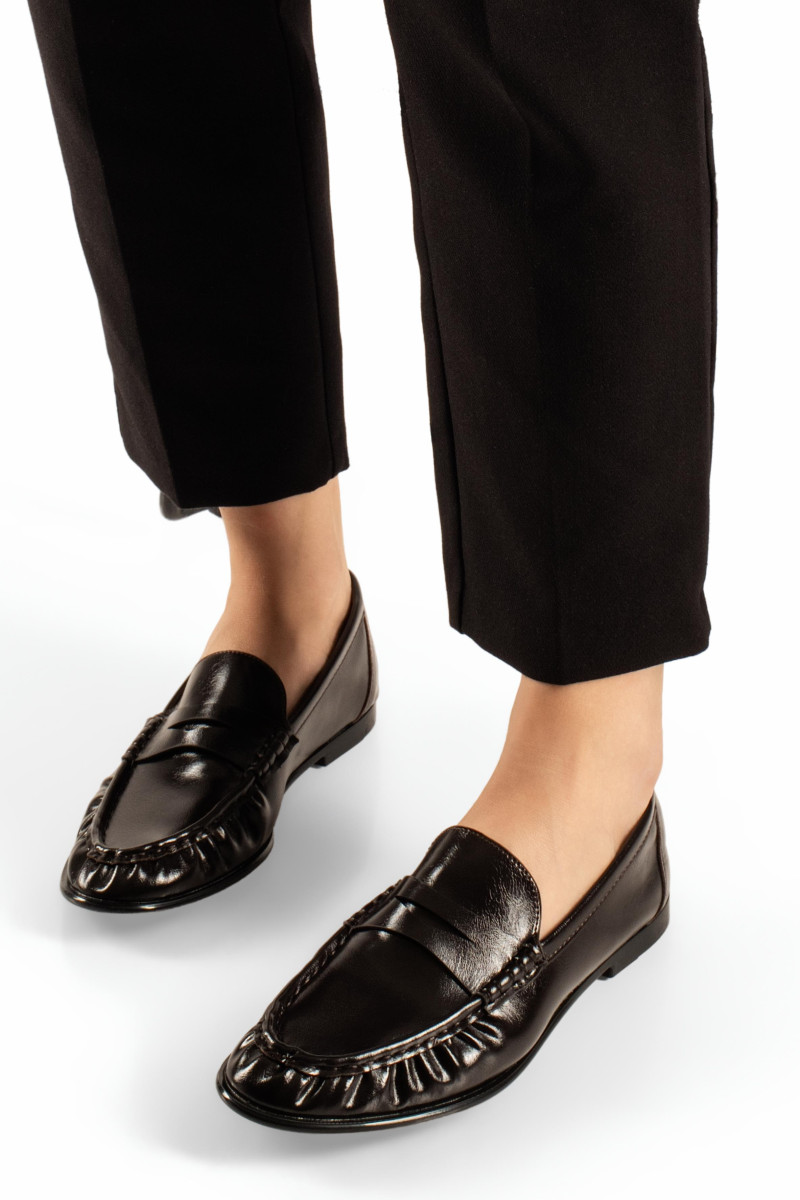 Flat καφέ γυναικεία loafers με σούρες περιμετρικά και λεπτή σόλα