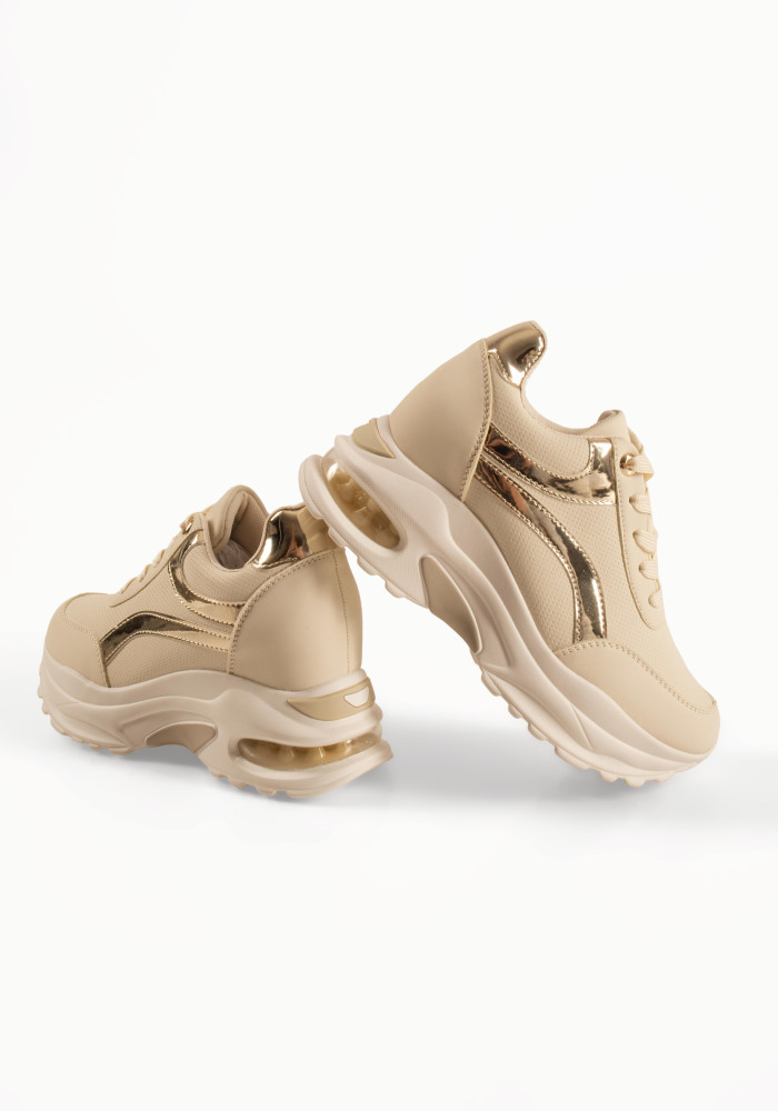 Μπεζ γυναικεία sneakers με μεταλλικά χρυσά πλαϊνά σχέδια