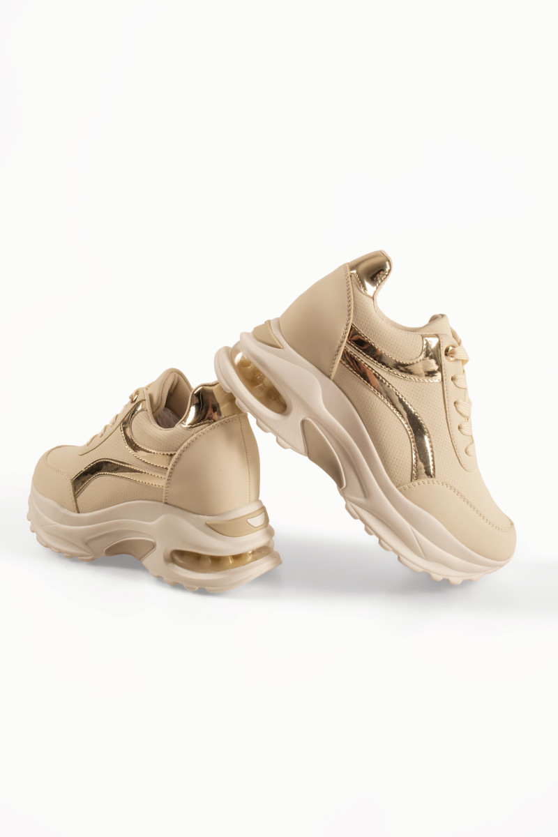 Μπεζ γυναικεία sneakers με μεταλλικά χρυσά πλαϊνά σχέδια