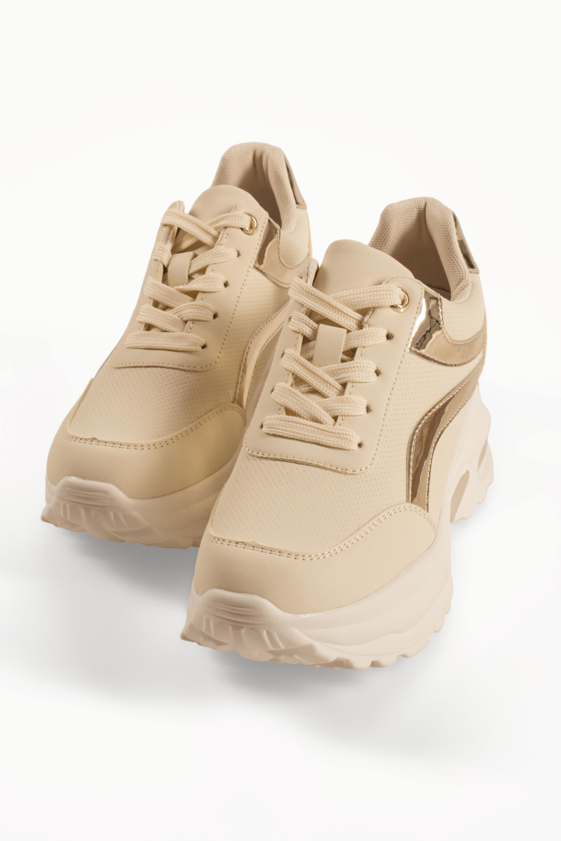 Μπεζ γυναικεία sneakers με μεταλλικά χρυσά πλαϊνά σχέδια