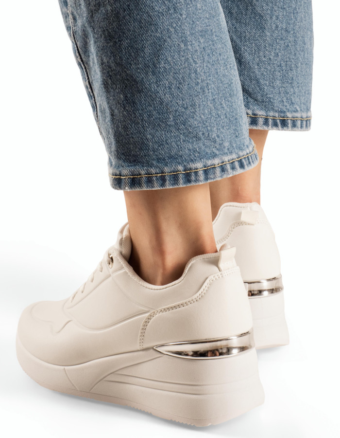 Λευκά γυναικεία sneakers με πλατφόρμα και μεταλλική λεπτομέρεια